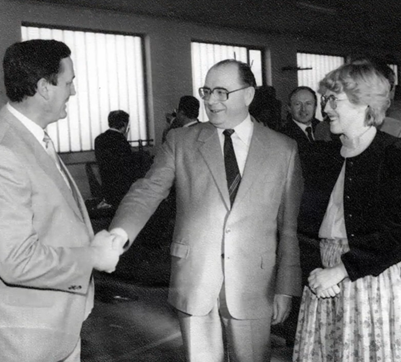 Zwei Männer eine Frau stehen zusammen - Werkserföffnung 1960